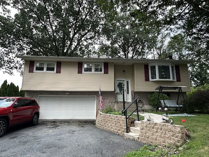 Adam Holencik Exterior Picture 2