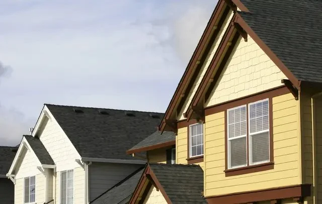 How to Choose a Roof Color for a House with Dark Siding – BeachCo Roofing Hub