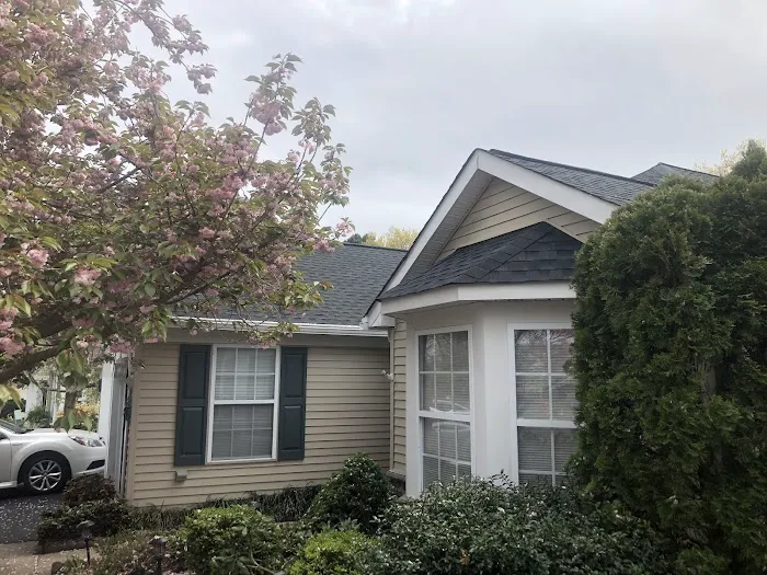 JR's Roofing and Gutters LLC Picture 2